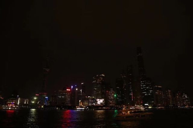 地球熄灯一小时 全球各地标志性建筑物准时熄灭景观灯