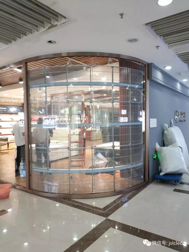 从“吸睛”到“吸金” 透明屏助力品牌店铺