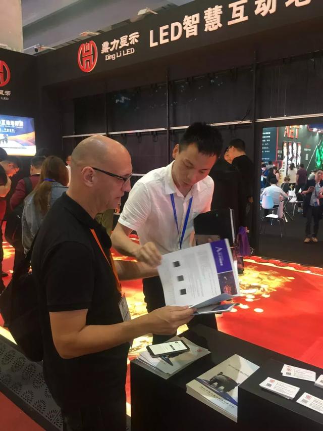 鼎力显示：引领LED智慧互动地砖屏新时代