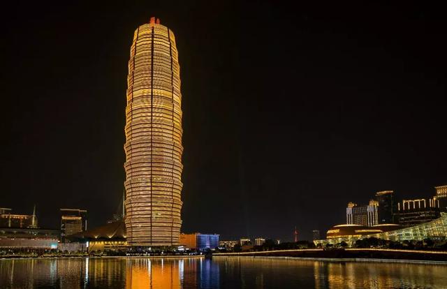 郑州千玺广场“光影秀”献礼民运会