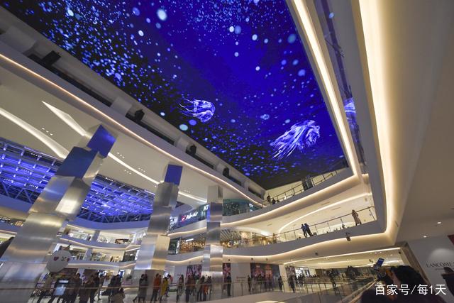 西安大雁塔旁新建商场巨型LED天幕如造梦空间