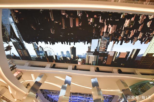 西安大雁塔旁新建商场巨型LED天幕如造梦空间