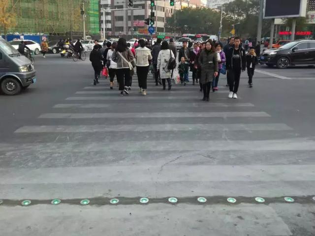 斑马线前端设LED灯 到底为什么？