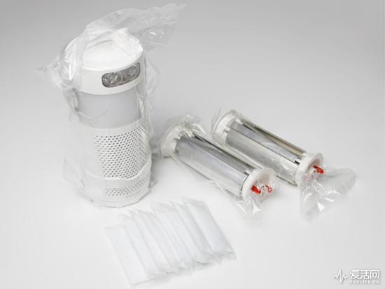 自带LED灯的手机充电器 靠水和盐来发电 自带LED灯的手机充电器 靠水和盐来发电