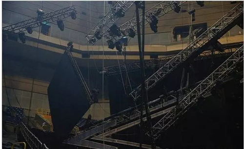 萧敬腾演唱会彩排大型LED显示屏险掉落 舞台安全事故何时才能罢休？