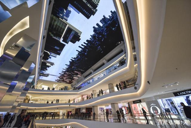西安大雁塔旁新建商场巨型LED天幕如造梦空间