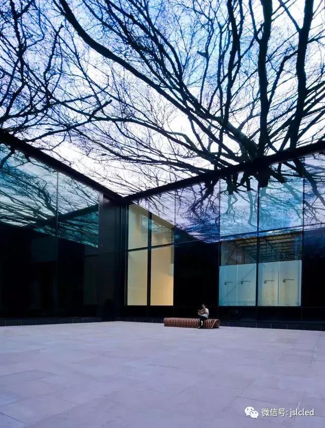 伦敦标志性建筑Fen Court内的LED天幕