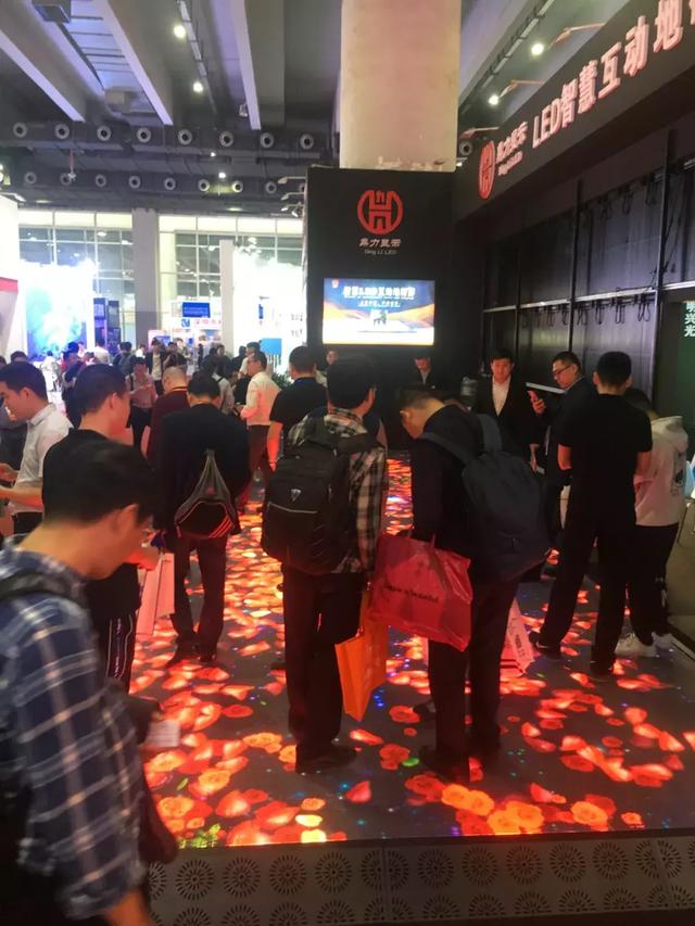 鼎力显示：引领LED智慧互动地砖屏新时代
