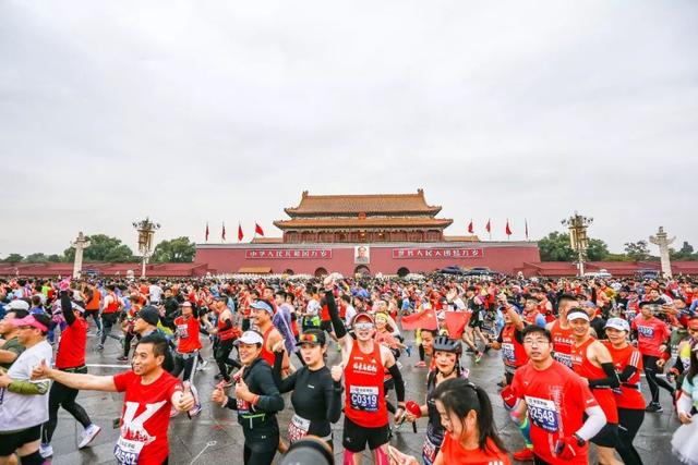 2019北京马拉松雨中奔跑，艾比森一路相随，全程护航