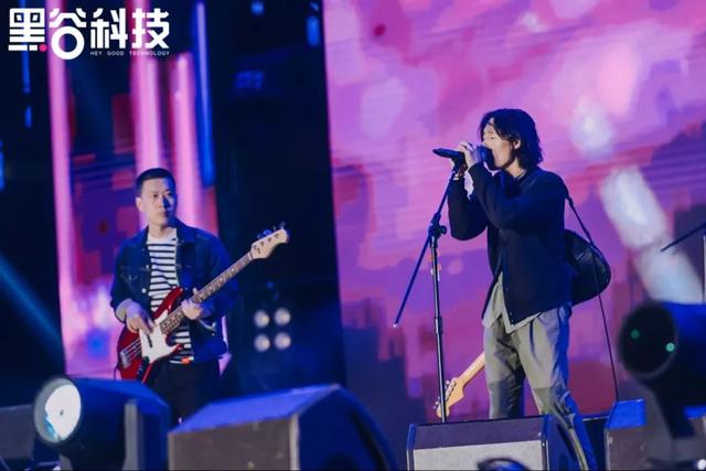 深德彩化身舞美艺术创造者，点燃威海之夜