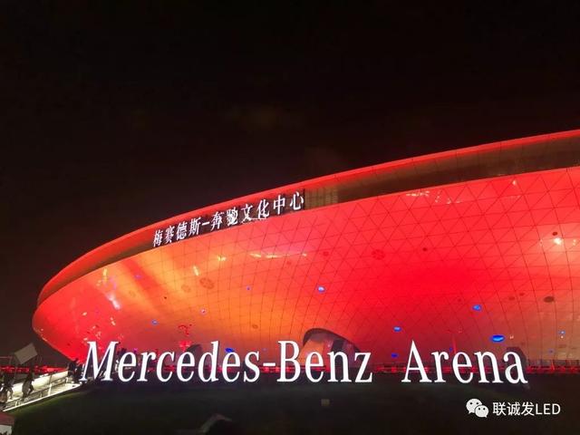 周杰伦演唱会现神秘“机器球”,“粉心”女神泪流满面! 周杰伦演唱会现神秘“机器球”,“粉心”女神泪流满面!