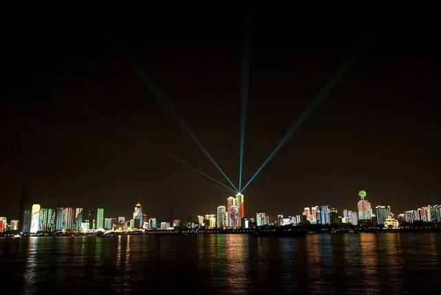 武汉军运会开幕式彩排！军运会推动武汉城市面貌脱胎换骨