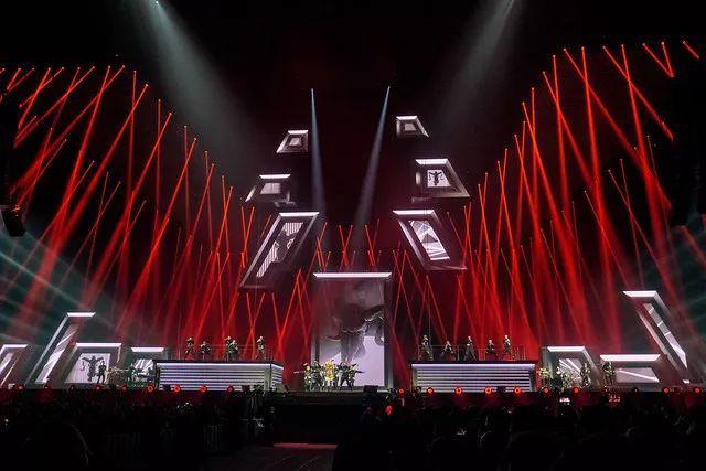 她的演唱会，被誉为最硬核的科技舞台，绝对的视觉盛宴！