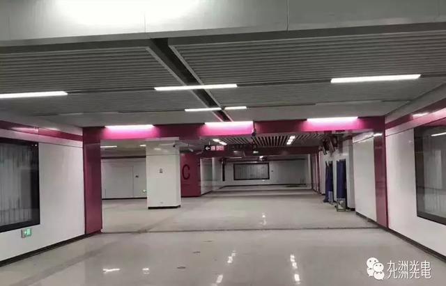 九洲光电轨道交通照明方队等待检阅