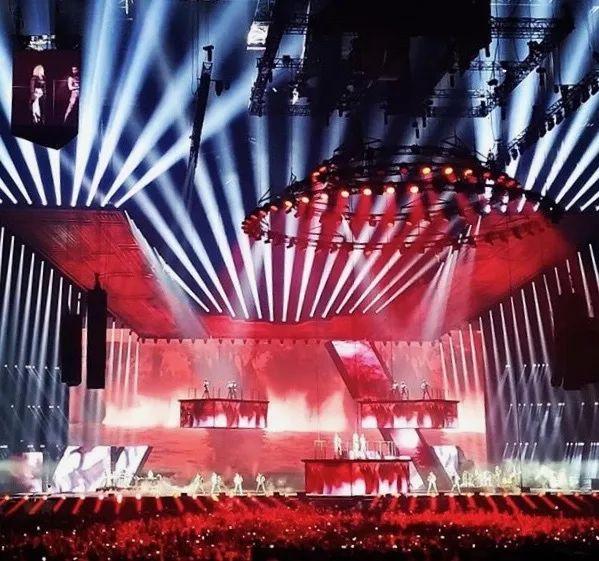 她的演唱会，被誉为最硬核的科技舞台，绝对的视觉盛宴！