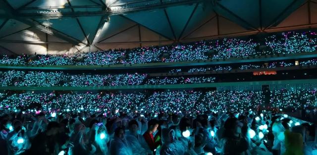 【周杰伦】深圳演唱会被侃像雨神, 联诚发龙平芳率众现场助威！