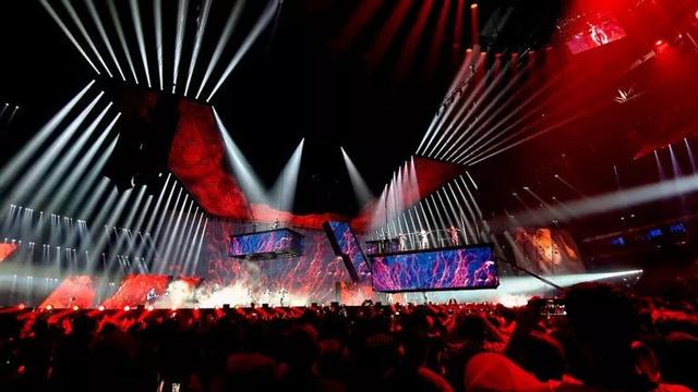 她的演唱会，被誉为最硬核的科技舞台，绝对的视觉盛宴！