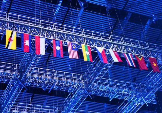 东南亚运动会开幕式，艾比森上演“极限挑战”