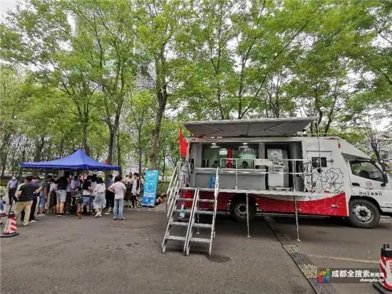 正在崛起的地摊经济，会给户外广告带来什么样的机遇？