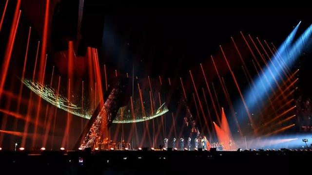 她的演唱会，被誉为最硬核的科技舞台，绝对的视觉盛宴！