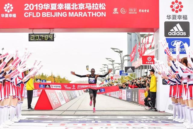 2019北京马拉松雨中奔跑，艾比森一路相随，全程护航