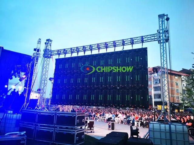 齐普光电LED显示屏让罗马尼亚万人音乐会焕发新活力