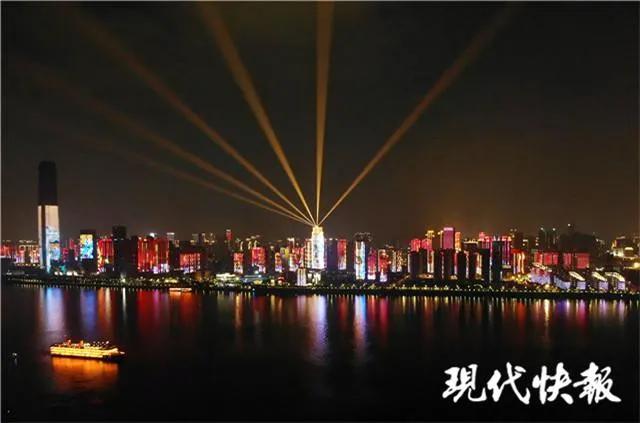 武汉归来｜两江四岸点亮20公里灯光巨幕