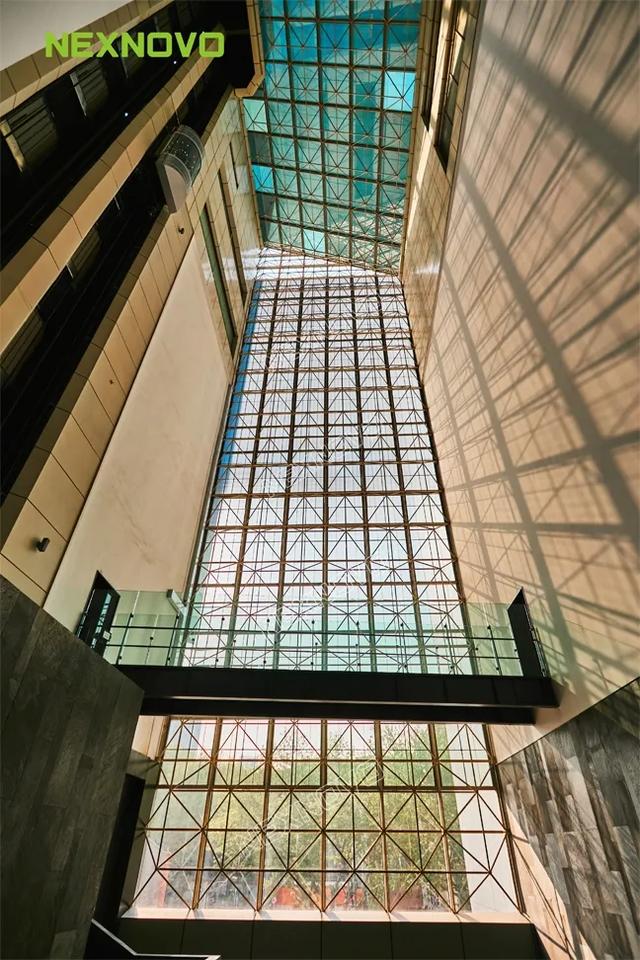 晶泓透明屏助力百年淮海路改造转型，引燃商业新范