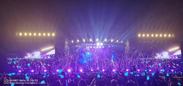 【周杰伦】深圳演唱会被侃像雨神, 联诚发龙平芳率众现场助威！