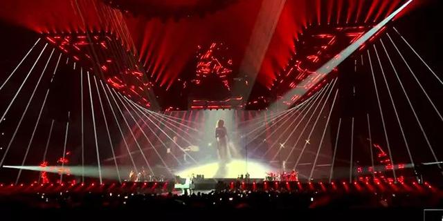 她的演唱会，被誉为最硬核的科技舞台，绝对的视觉盛宴！