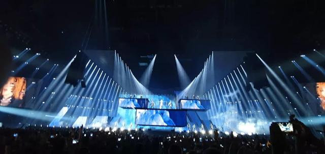 她的演唱会，被誉为最硬核的科技舞台，绝对的视觉盛宴！