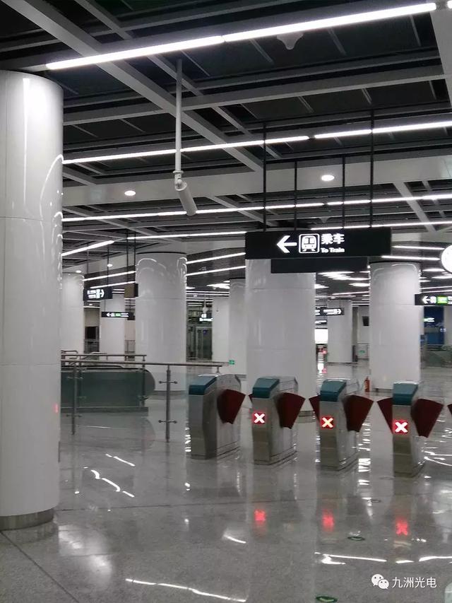 九洲光电轨道交通照明方队等待检阅