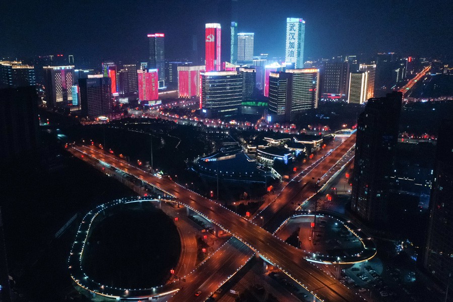 全国多处地标建筑元宵节亮灯为武汉加油