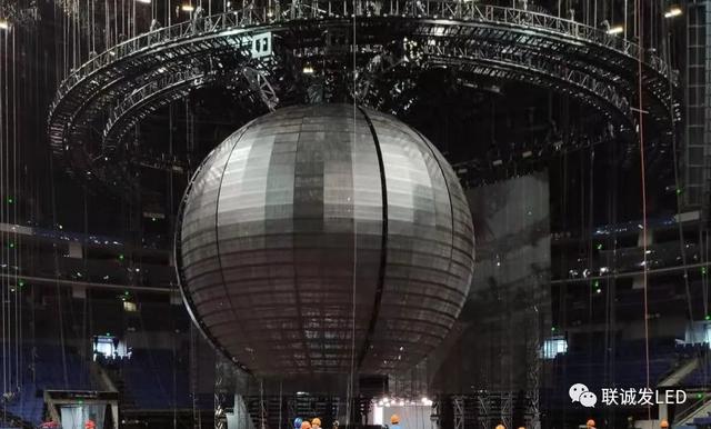 周杰伦演唱会现神秘“机器球”,“粉心”女神泪流满面! 周杰伦演唱会现神秘“机器球”,“粉心”女神泪流满面!