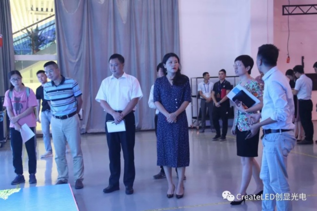 深圳市光明区委常委刘大岭一行莅临深圳创显光电指导调研