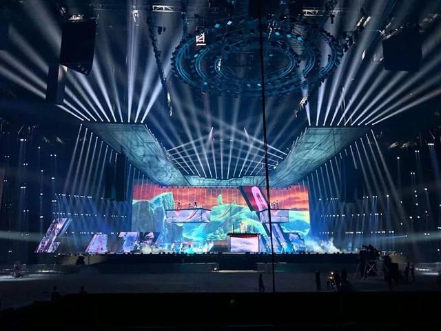 她的演唱会，被誉为最硬核的科技舞台，绝对的视觉盛宴！