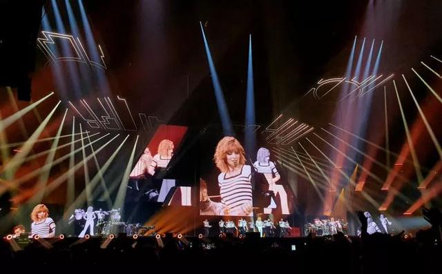 她的演唱会，被誉为最硬核的科技舞台，绝对的视觉盛宴！