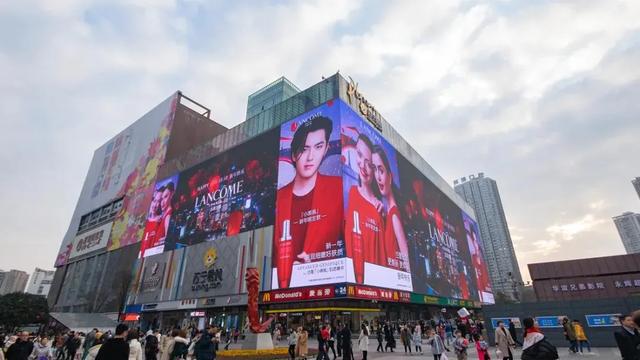 正在崛起的地摊经济，会给户外广告带来什么样的机遇？