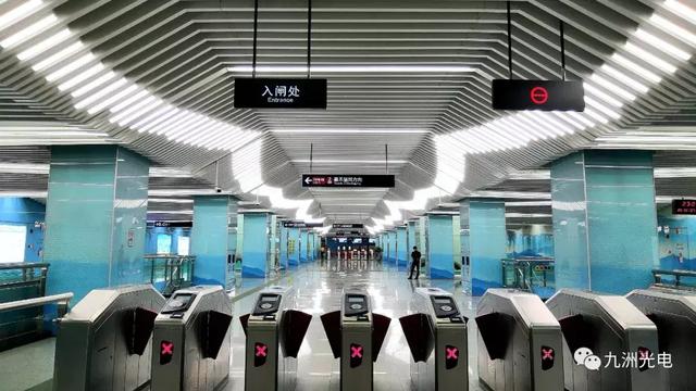 九洲光电轨道交通照明方队等待检阅