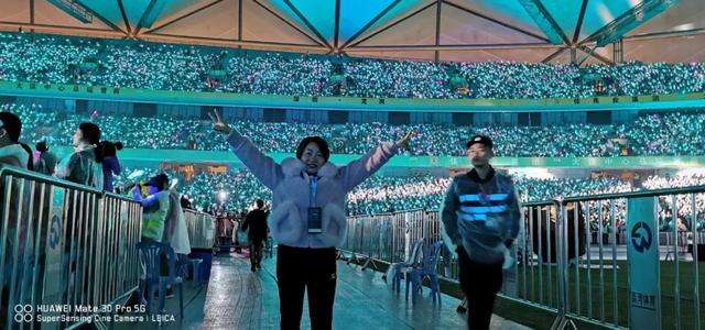 【周杰伦】深圳演唱会被侃像雨神, 联诚发龙平芳率众现场助威！