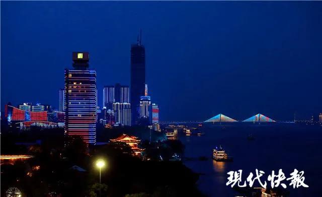 武汉归来｜两江四岸点亮20公里灯光巨幕