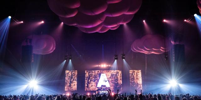 她的演唱会，被誉为最硬核的科技舞台，绝对的视觉盛宴！