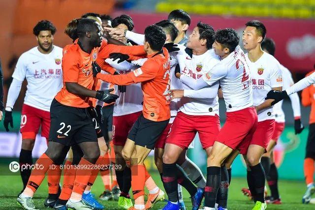 中超争冠、保级最后冲刺，艾比森见证绿茵场上的起落沉浮