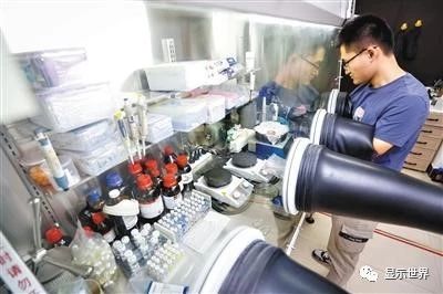 OLED新材料实现量产，发光材料成本有望大幅下降
