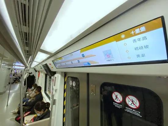 首都地铁上线“魔窗系统”：车窗秒变半透明LED屏