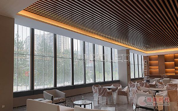 荣归凤凰城，奥蕾达LED透明屏让爱更温暖