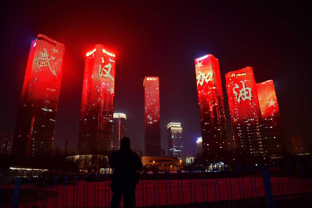 全国多处地标建筑元宵节亮灯为武汉加油