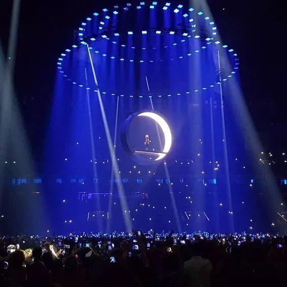 她的演唱会，被誉为最硬核的科技舞台，绝对的视觉盛宴！