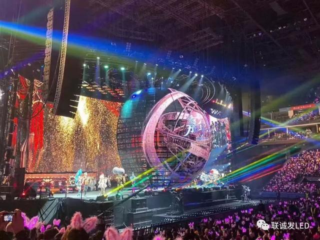 周杰伦演唱会现神秘“机器球”,“粉心”女神泪流满面! 周杰伦演唱会现神秘“机器球”,“粉心”女神泪流满面!