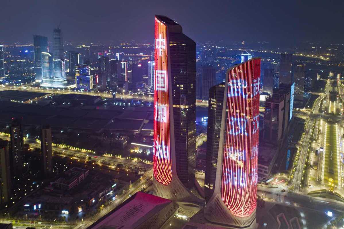 全国多处地标建筑元宵节亮灯为武汉加油